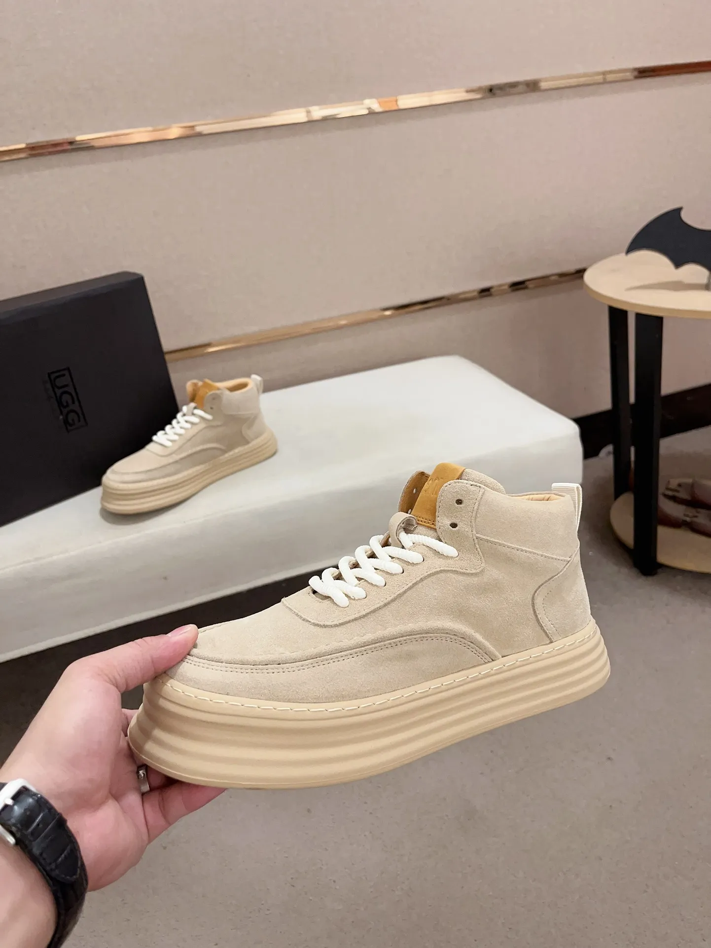 Factory price: 740💰North American men's shoes Ugg ☃️In the special sale of new high-quality men's shoes snow boots in autumn and winter, the nemesis of extreme cold weather! Made of cowhide leather, merino wool lining, and original outsole, whether driving, outdoor or daily wear, there is always one that suits you! Code number 39-44